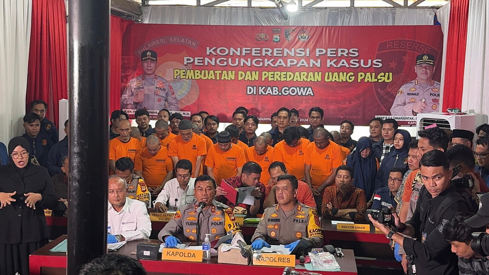Kapolda Sulsel Pimpin Konferensi Pers Pengungkapan Kasus Pembuatan dan Peredaran Uang Palsu di Polres Gowa