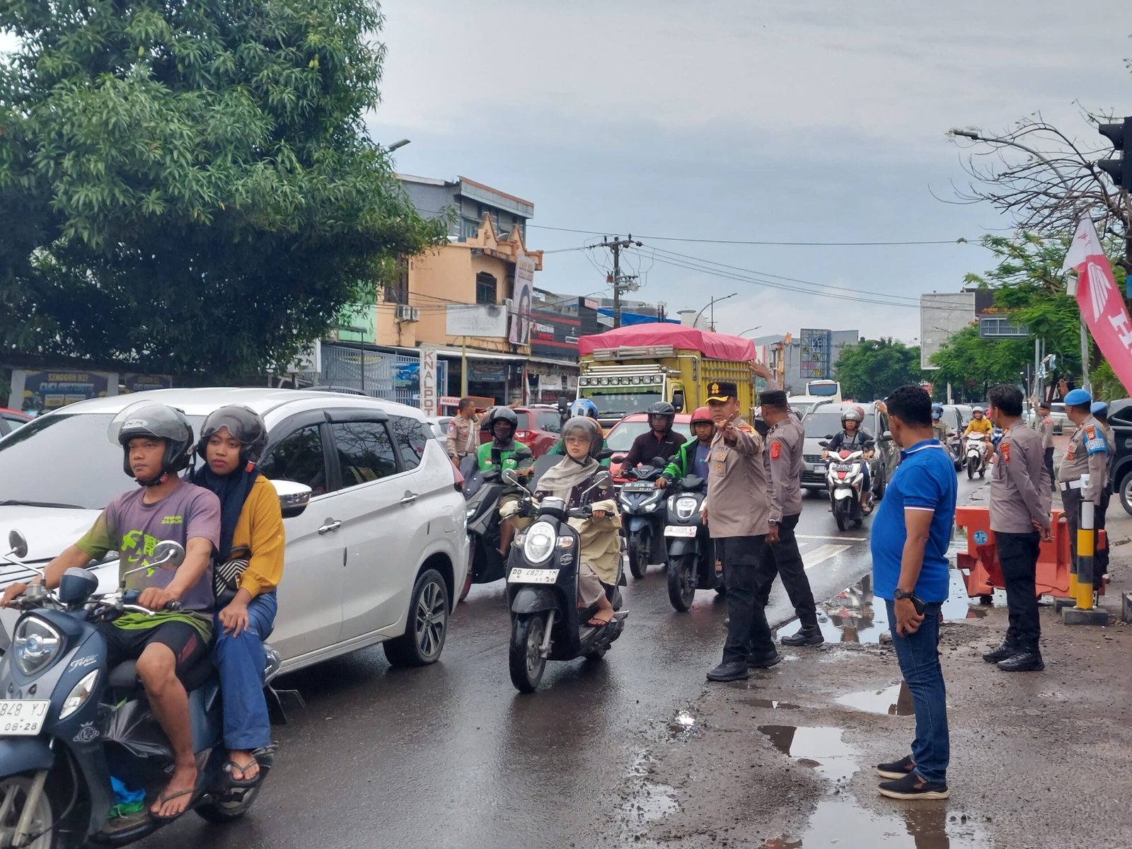 Kapolres Gowa Turun Langsung Pantau dan Atur Arus Lalu Lintas di Lokasi Rawan Kemacetan Jelang Nataru