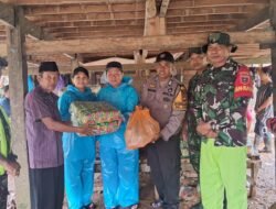 Warga Terisolasi Akibat Banjir, Polsek Somba Opu berikan Bantuan Sembako