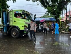 Langkah Cepat Samapta Polres Gowa, Evakuasi Ranting Pohon Yang Jatuh di Jalan Raya, Arus Lalin Kembali Lancar