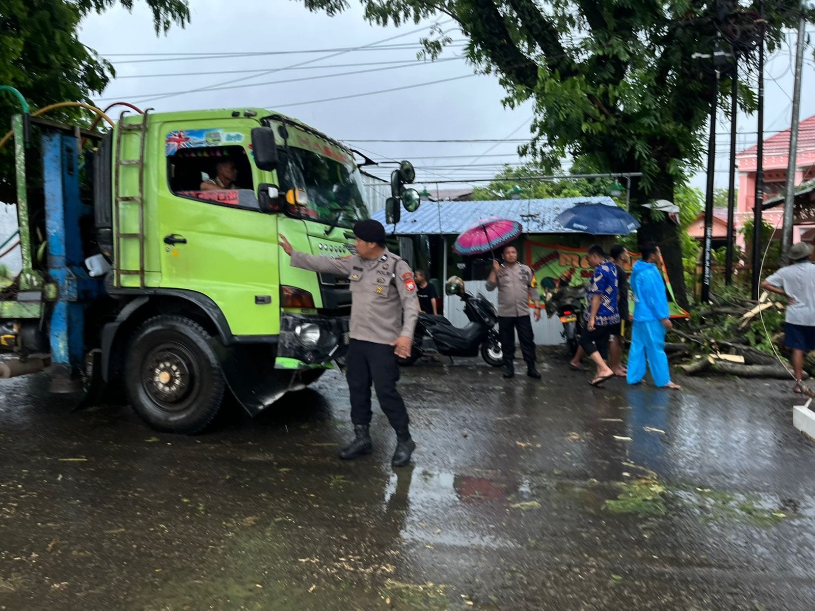 Langkah Cepat Samapta Polres Gowa, Evakuasi Ranting Pohon Yang Jatuh di Jalan Raya, Arus Lalin Kembali Lancar