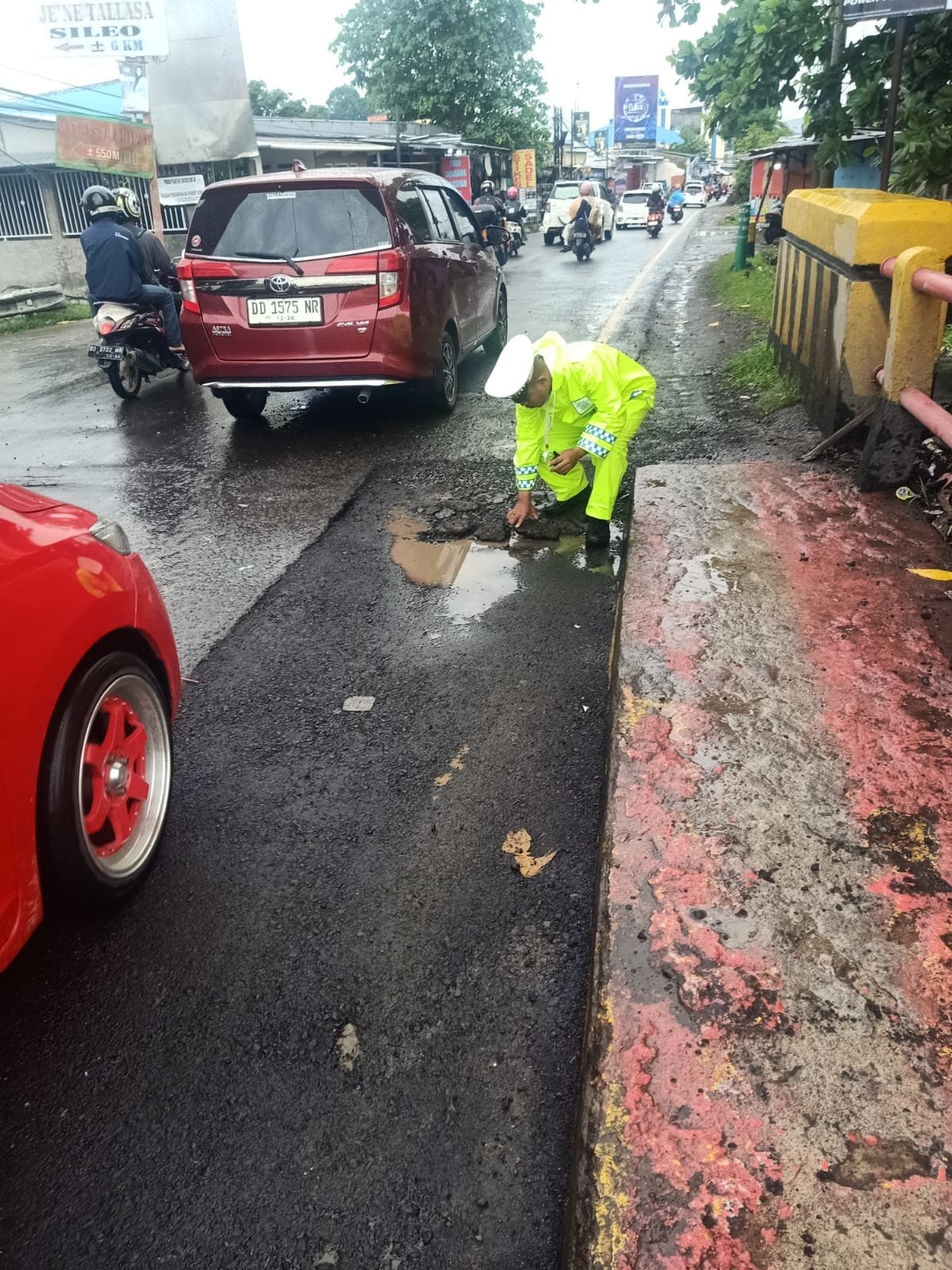 Cegah Lakalantas dan Kemacetan, Seorang Personel Satlantas Polres Gowa Tutup Jalan Bekas Tambalan Yang Berlubang