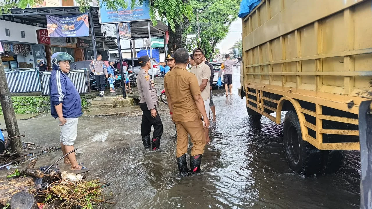 Musim Penghujan, Kapolsek Somba Opu Pantau Situasi Wilayah Rawan Banjir.