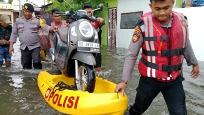Ditengah Banjir, Personel Sat Samapta Polres Gowa Turun Bantu Evakuasi Kendaraan Warga Yang Mogok
