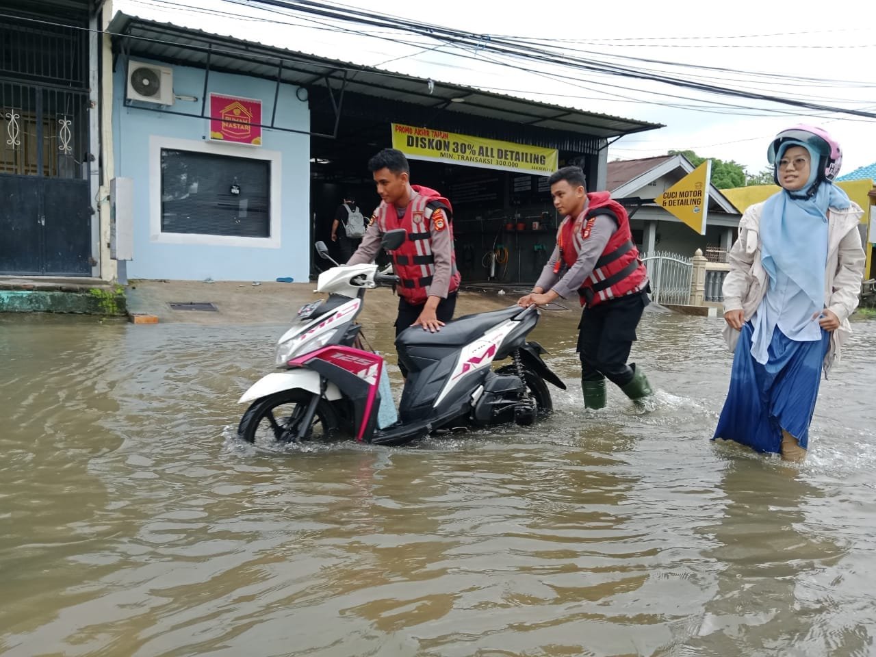 Akibat Banjir, Polisi di Gowa Bantu Dorong Motor Warga yang Mogok