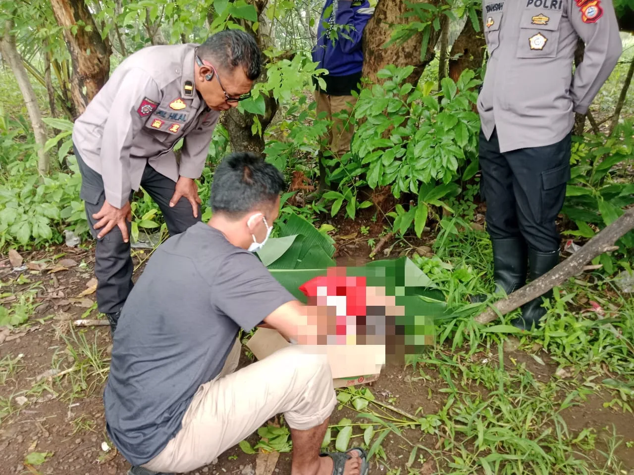 Personel Polsek Bajeng Bersama Inafis Datangi Lokasi Penemuan Mayat Bayi