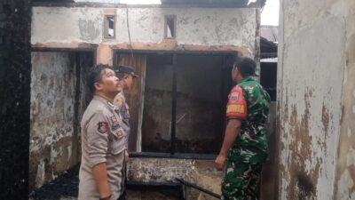 Respon Cepat personil Polsek Somba Opu Datangi TKP Kebakaran Rumah Warga.