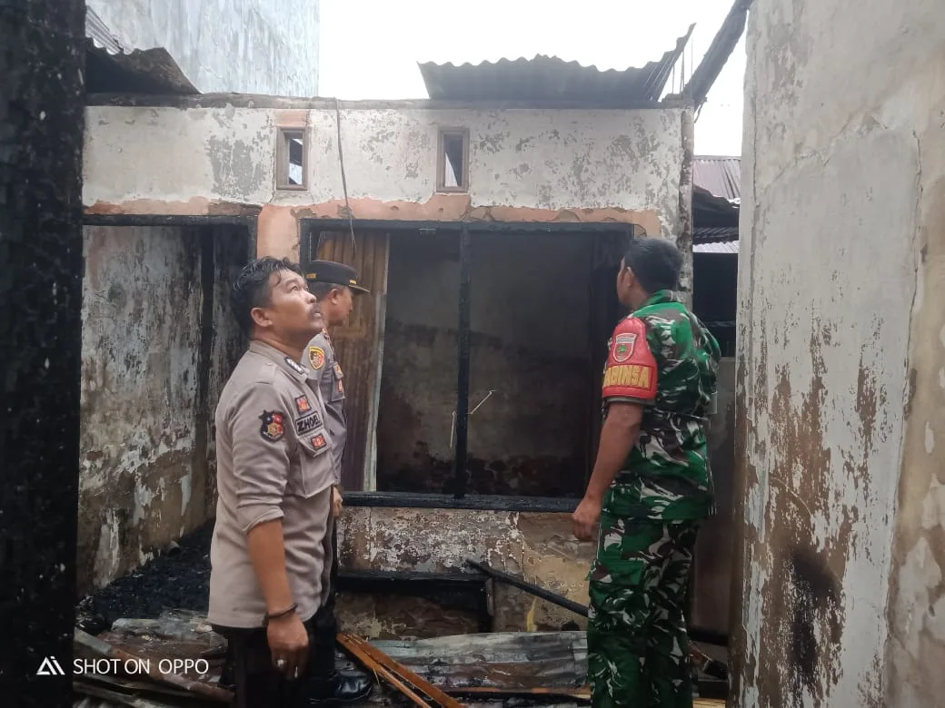 Respon Cepat personil Polsek Somba Opu Datangi TKP Kebakaran Rumah Warga.