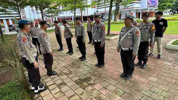 Personil gabungan Polres Gowa dan Polsek Somba Opu amankan jalannya unjuk rasa di Kantor  BKPSDM Pemda Kab. Gowa.