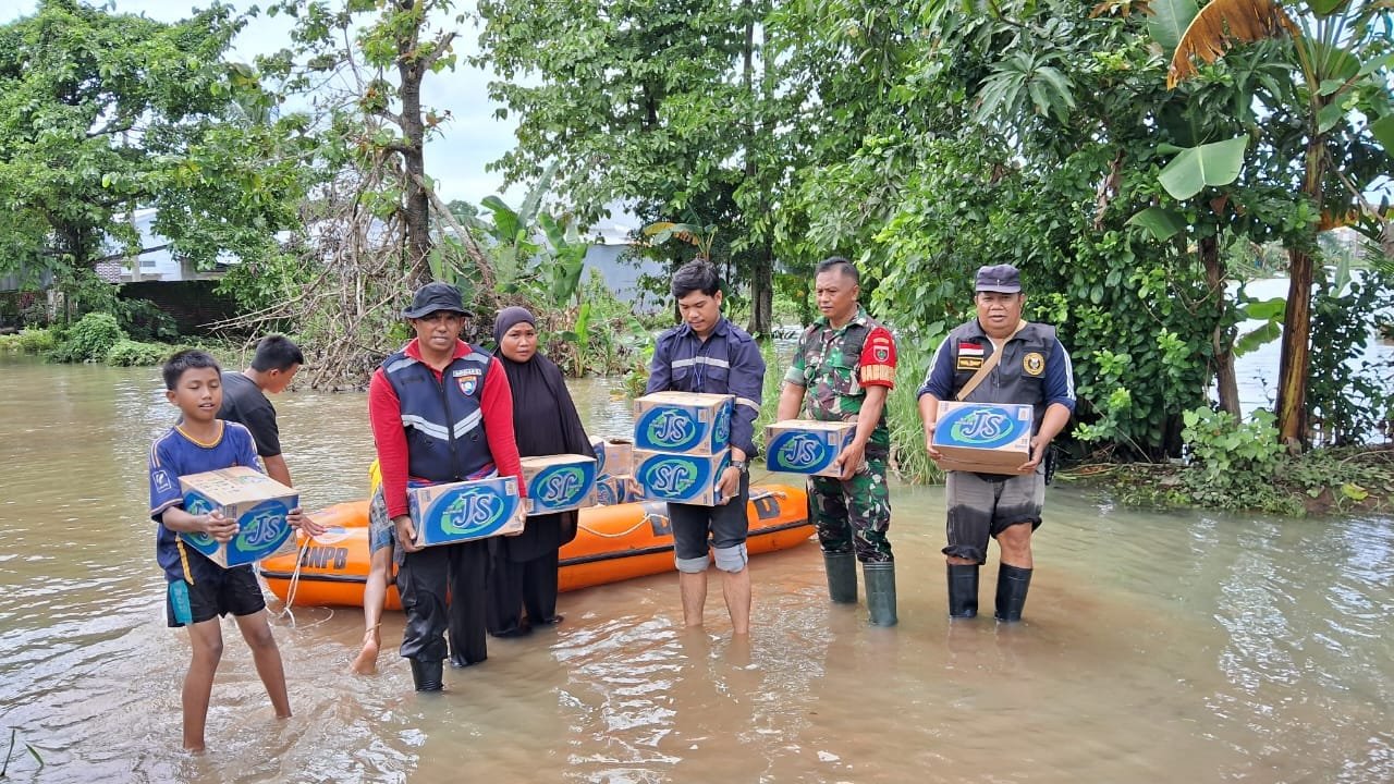 Bhabinkamtibmas salurkan bantuan air mineral kepada masyarakat terdampak banjir.