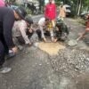 Cegah Lakalantas, Kapolsek Bersama Danramil dan Warga Kelurahan Samata Gotong Royong Perbaiki Jalan Berlubang