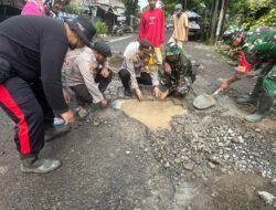 Cegah Lakalantas, Kapolsek Bersama Danramil dan Warga Kelurahan Samata Gotong Royong Perbaiki Jalan Berlubang