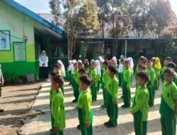 Bhabinkamtibmas Desa Kalemandalle Ajak Anak Sekolah Hindari Kenakalan Remaja dan Bijak Bermedsos