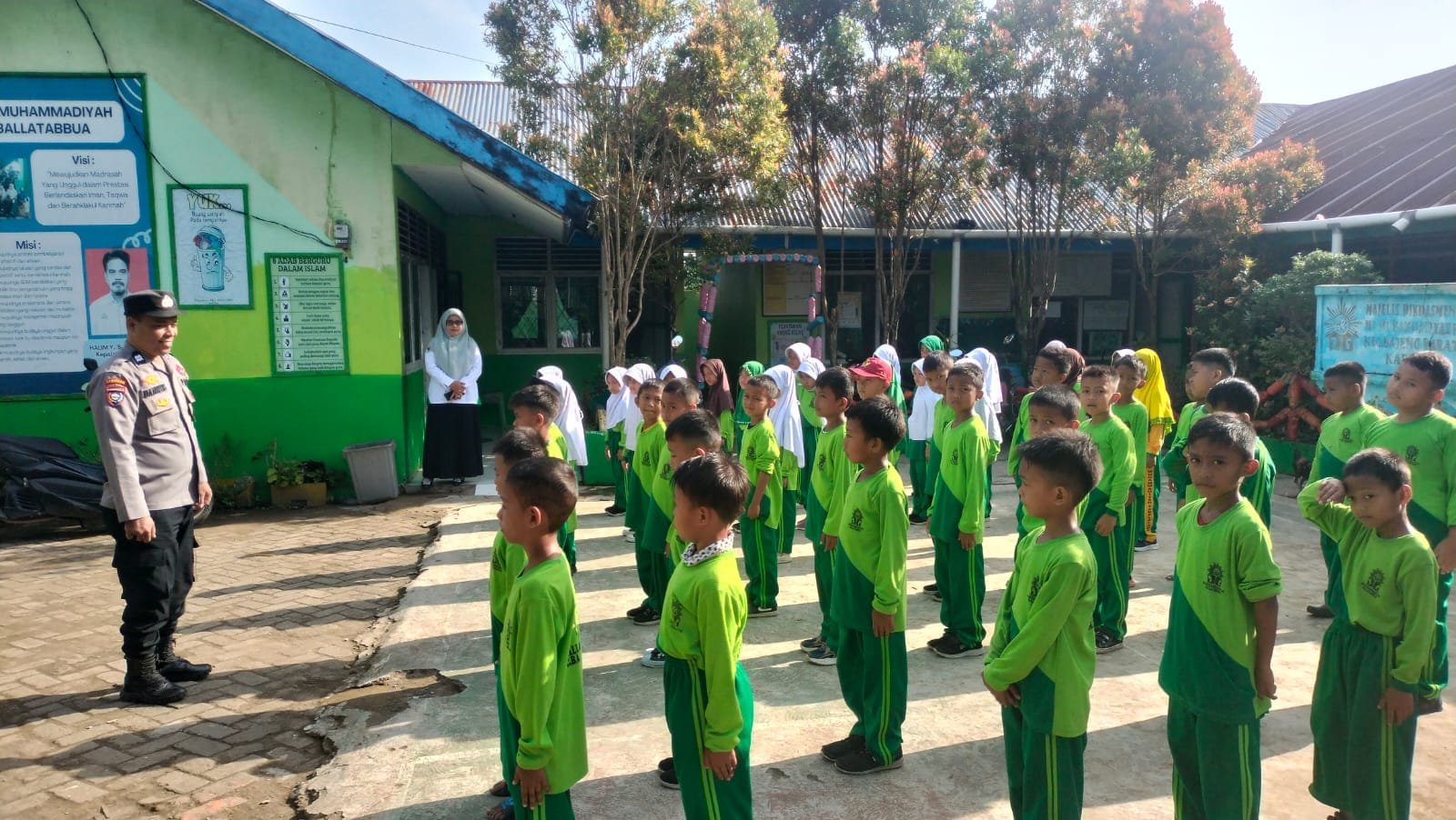 Bhabinkamtibmas Desa Kalemandalle Ajak Anak Sekolah Hindari Kenakalan Remaja dan Bijak Bermedsos