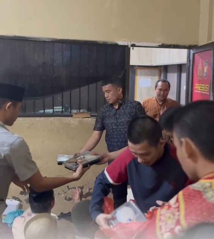 Satnarkoba Polres Gowa Gelar Jum’at Berkah, Berbagi dengan Tahanan Narkoba