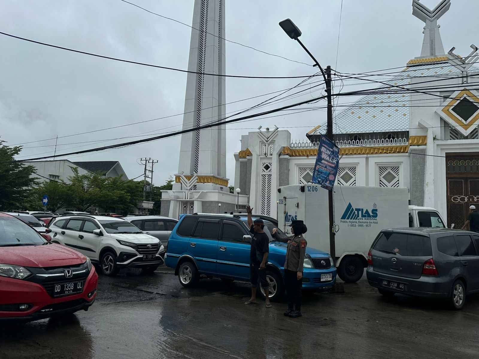 Polwan Polres Gowa Laksanakan Pengamanan Salat Jumat di Sejumlah Masjid