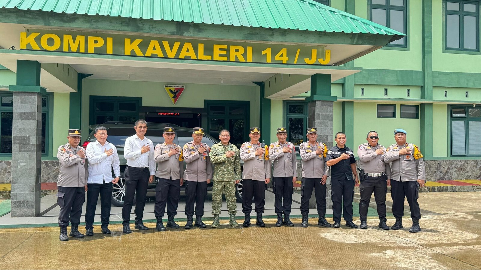 Kapolres Gowa Diwakili Wakapolres Gowa Beri Ucapan Selamat Ulang Tahun kepada Pangdivif 3 Kostrad