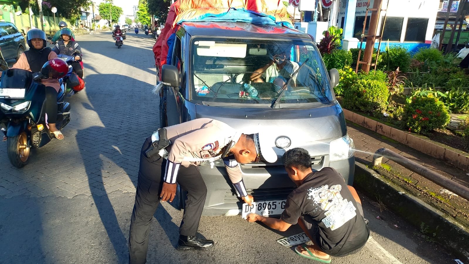 Satlantas Polres Gowa Beri Teguran Pengemudi Pick-Up ODOL dan TNKB Tidak Sesuai