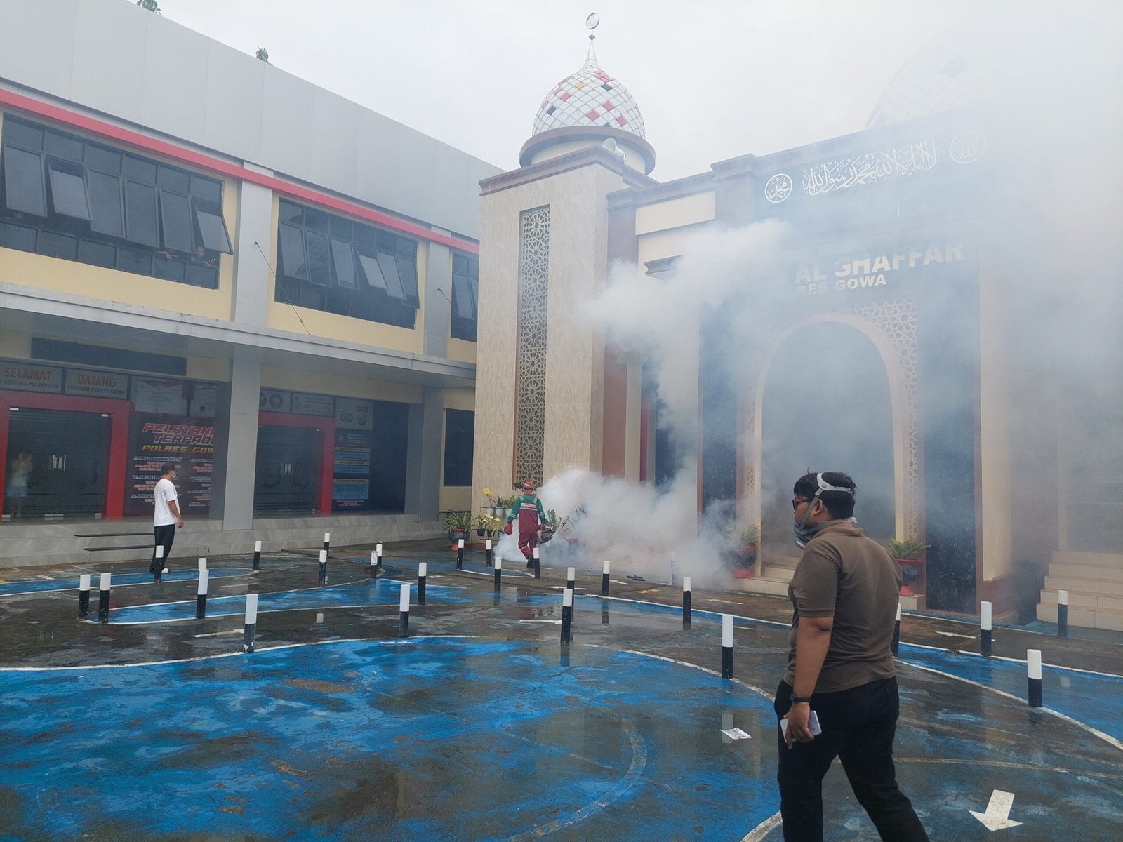 Cegah Penyebaran Malaria dan DBD, Sidokkes Polres Gowa Gelar Fogging di Lingkungan Kantor