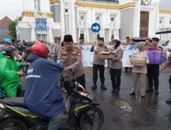 Kapolres Gowa Bersama Jajaran Bagikan Takjil kepada Pengendara dan Warga