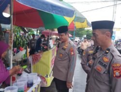 Kapolres Gowa Berbagi Takjil dan Borong Dagangan Warga di Depan Masjid Syekh Yusuf