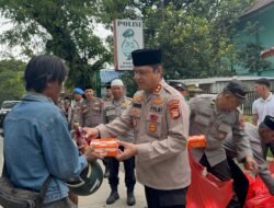 Kapolres Gowa Bersama PJU dan Personel Polsek Bontomarannu Kembali Bagikan Takjil kepada Pengendara