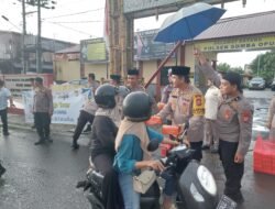Polres Gowa Kembali Berbagi Takjil kepada Pengendara di Depan Polsek Somba Opu