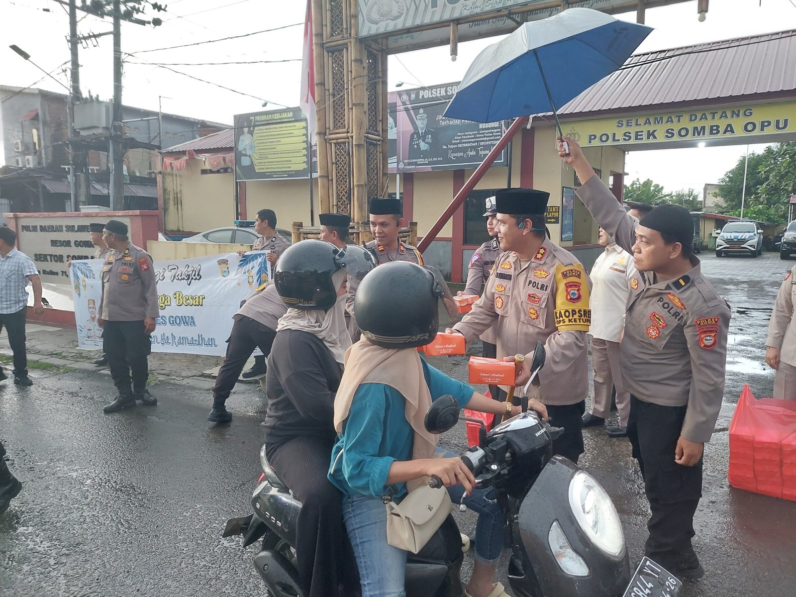 Polres Gowa Kembali Berbagi Takjil kepada Pengendara di Depan Polsek Somba Opu