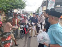 Polres Gowa Kembali Bagikan Takjil kepada Pengendara dan Warga