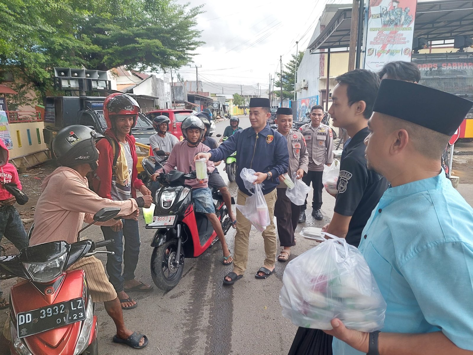 Polres Gowa Kembali Bagikan Takjil kepada Pengendara dan Warga
