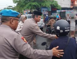 Keluarga Besar Polres Gowa Kembali Bagikan Takjil di Depan BPD Sungguminasa