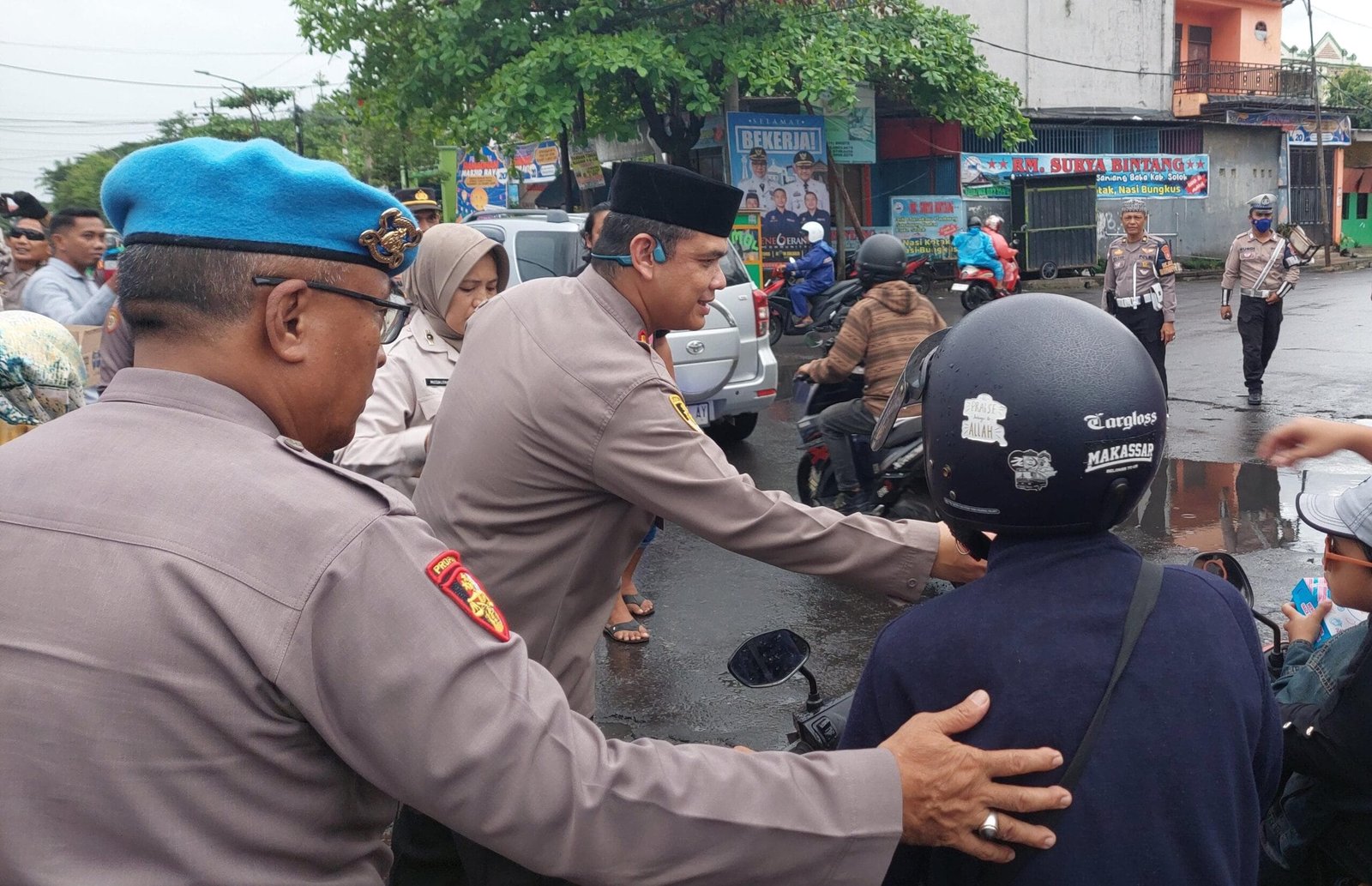 Keluarga Besar Polres Gowa Kembali Bagikan Takjil di Depan BPD Sungguminasa