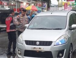 Polres Gowa Kembali Bagikan Takjil kepada Pengendara di Depan Kampus UIN Samata