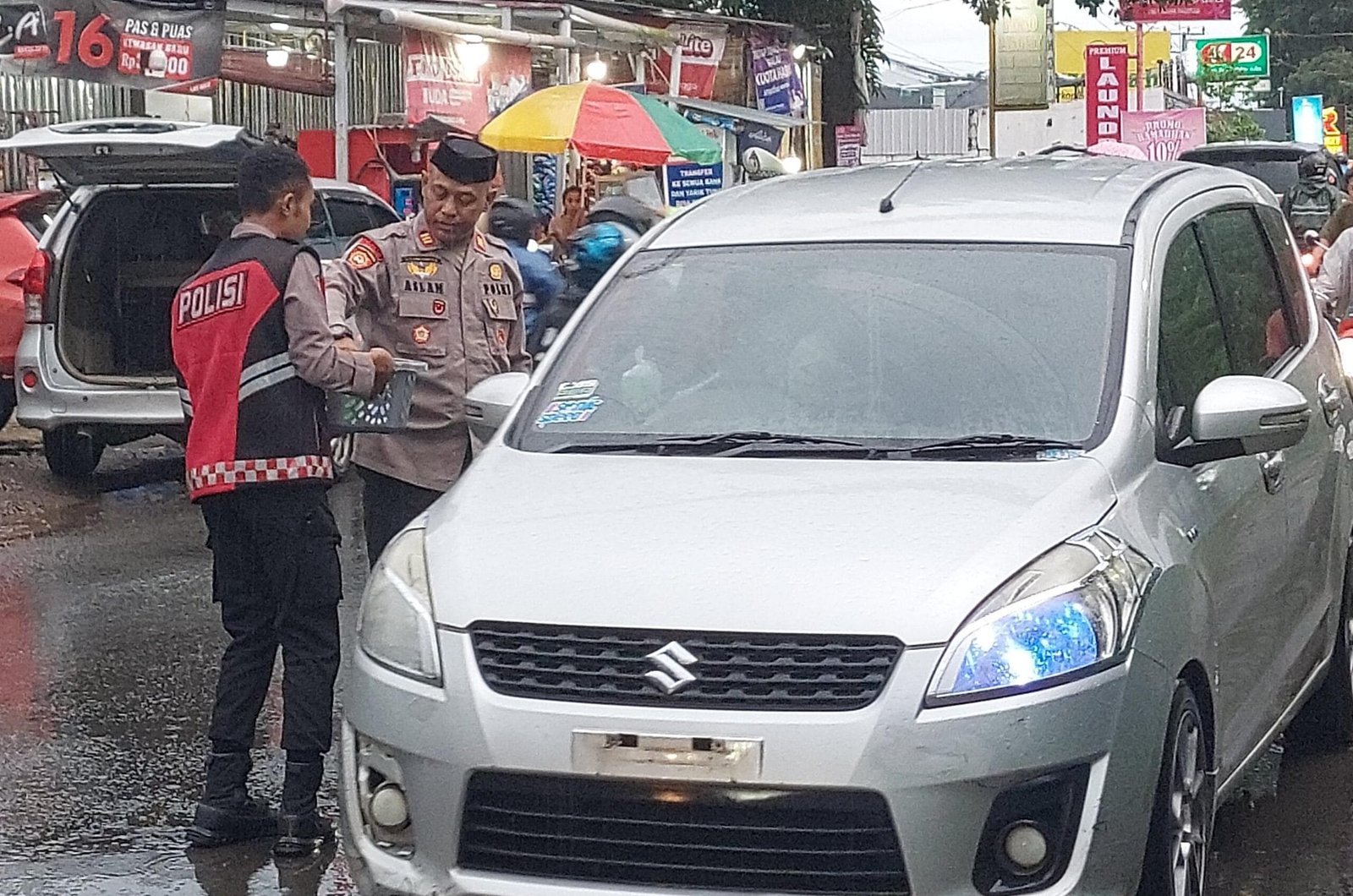Polres Gowa Kembali Bagikan Takjil kepada Pengendara di Depan Kampus UIN Samata