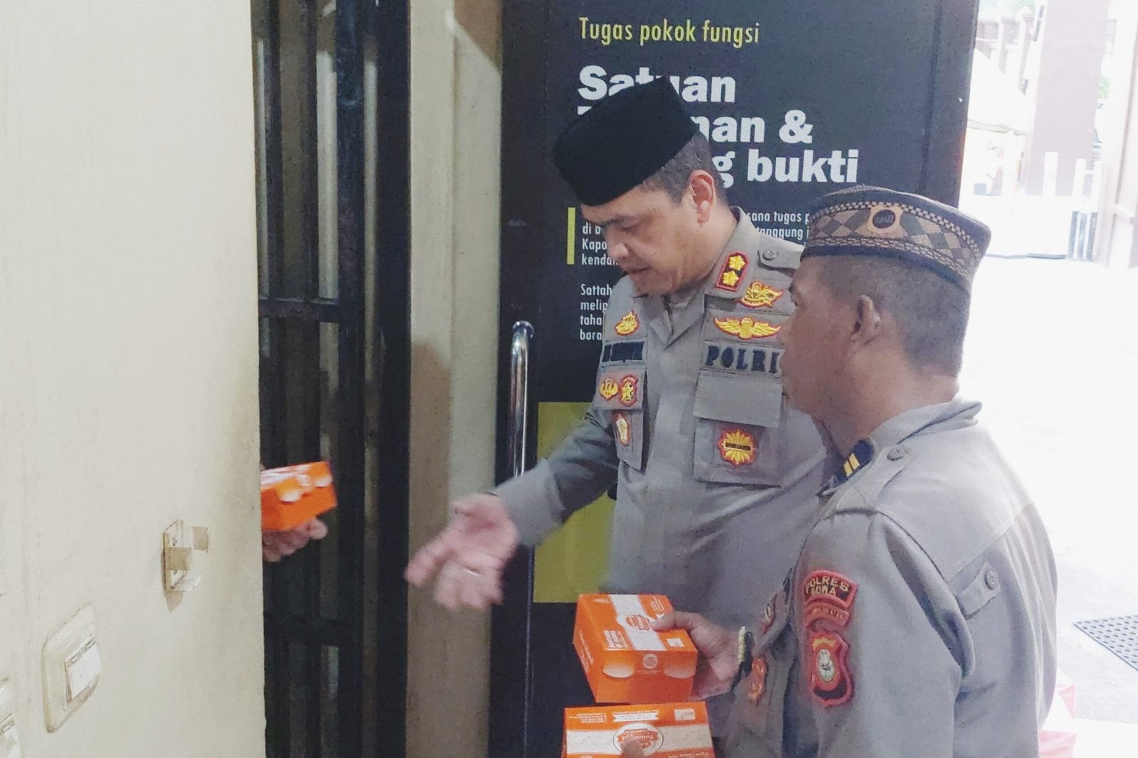 Kapolres Gowa Bagi Takjil Kepada Tahanan Polres Gowa