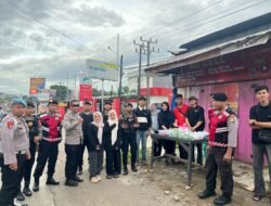 Personel Sat Samapta dan Sat Binmas Polres Gowa Bersama Mahasiswa UIN Samata Bagikan Takjil kepada Warga
