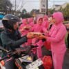Polsek Bajeng dan Bhayangkari Bagikan Takjil kepada Pengendara di Bulan Ramadhan