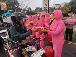 Polsek Bajeng dan Bhayangkari Bagikan Takjil kepada Pengendara di Bulan Ramadhan