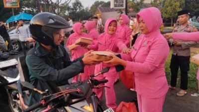 Polsek Bajeng dan Bhayangkari Bagikan Takjil kepada Pengendara di Bulan Ramadhan