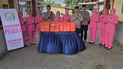 Polsek Sombaopu Bersama Bhayangkari Ranting Berbagi Takjil kepada Warga dan Pengendara