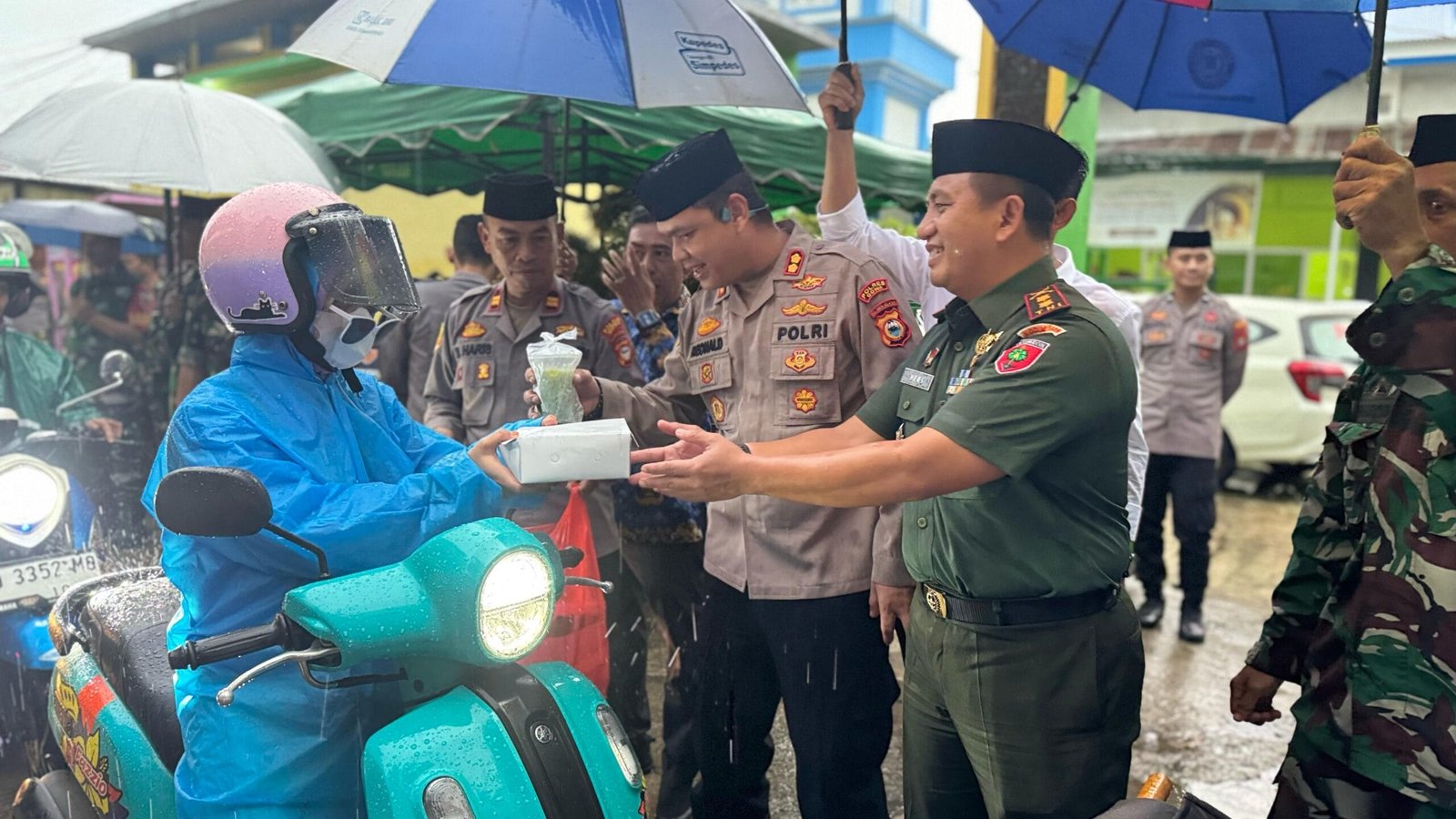 Polres Gowa Bersama Kodim 1409/Gowa Bagikan Takjil kepada Pengendara dan Warga di Barombong