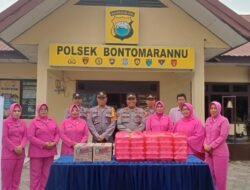 Polsek Bontomarannu dan Bhayangkari Ranting Bontomarannu Bagikan Takjil kepada Pengguna Jalan