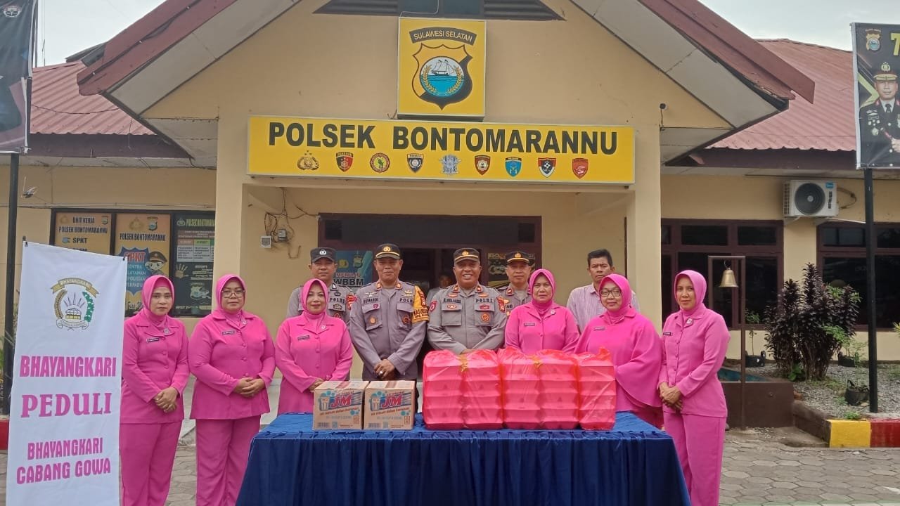 Polsek Bontomarannu dan Bhayangkari Ranting Bontomarannu Bagikan Takjil kepada Pengguna Jalan