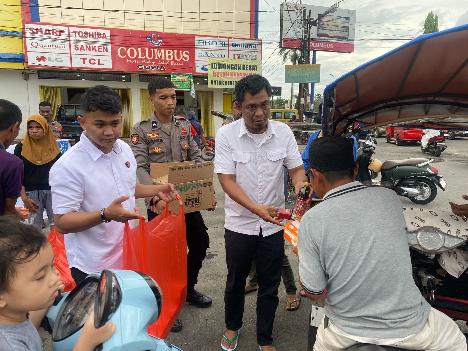 Tebar Kebahagiaan di Bulan Ramadhan, Satreskrim Polres Gowa Berbagi Takjil