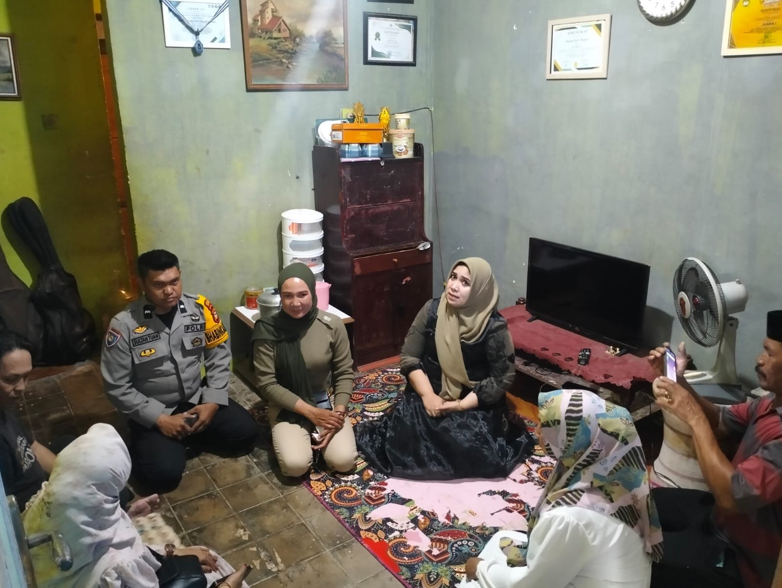Peduli Warga Miskin Ekstrem, Bhabinkamtibmas Desa Bontoala Bersama PJ Kades Salurkan Bantuan dan Lakukan Peninjauan Langsung