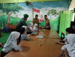 Peduli Gizi Anak Sekolah, Bhabinkamtibmas Bersama Babinsa Pantau Pemberian Makanan Bergizi Kepada Murid SD