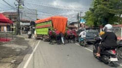 Personel Patroli Perintis Presisi Satsamapta Polres Gowa Bantu Dorong Truk Mogok di Jalan Andi Tonro