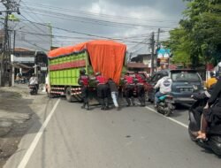 Personel Patroli Perintis Presisi Satsamapta Polres Gowa Bantu Dorong Truk Mogok di Jalan Andi Tonro