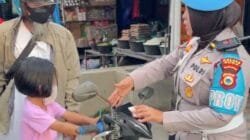 Polwan Polres Gowa Temukan Anak Kecil Ditinggal Sendiri di Atas Motor, Beri Teguran Humanis kepada Orangtua