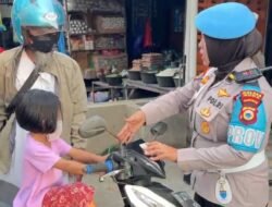 Polwan Polres Gowa Temukan Anak Kecil Ditinggal Sendiri di Atas Motor, Beri Teguran Humanis kepada Orangtua